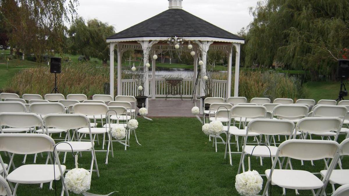 Canyon Lakes Golf Course is the choice for weddings and events.