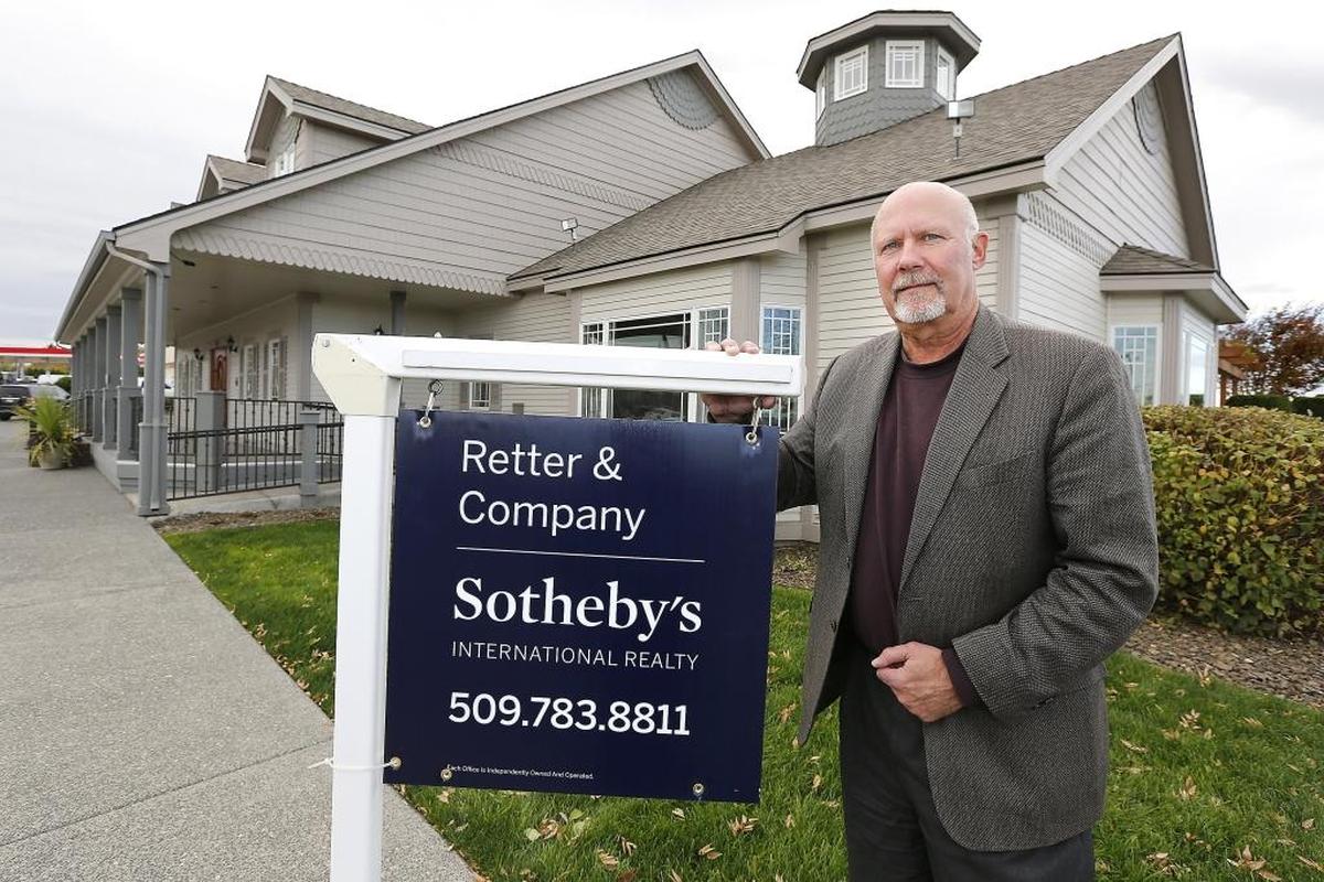 Longtime real estate broker Dave Retter was honored with this year’s Tri-Citian of the Year award.