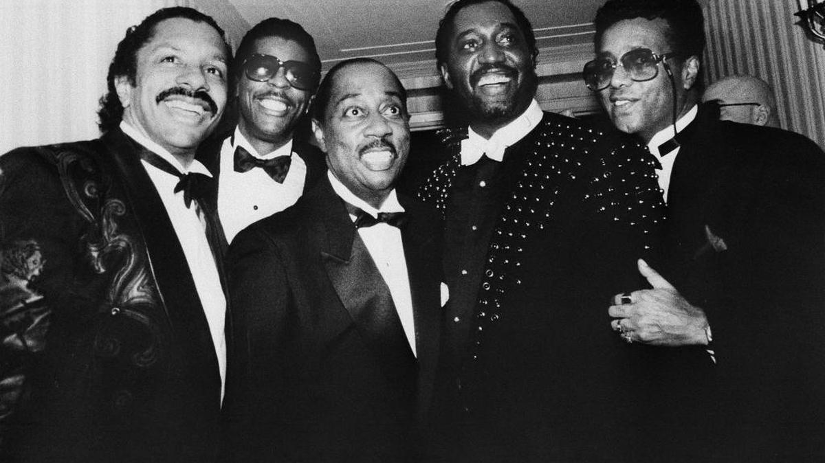 The Temptations pose for photographers as they enter New York’s Waldorf-Astoria Hotel for their induction into the Rock and Roll Hall of Fame on Jan. 18, 1989.