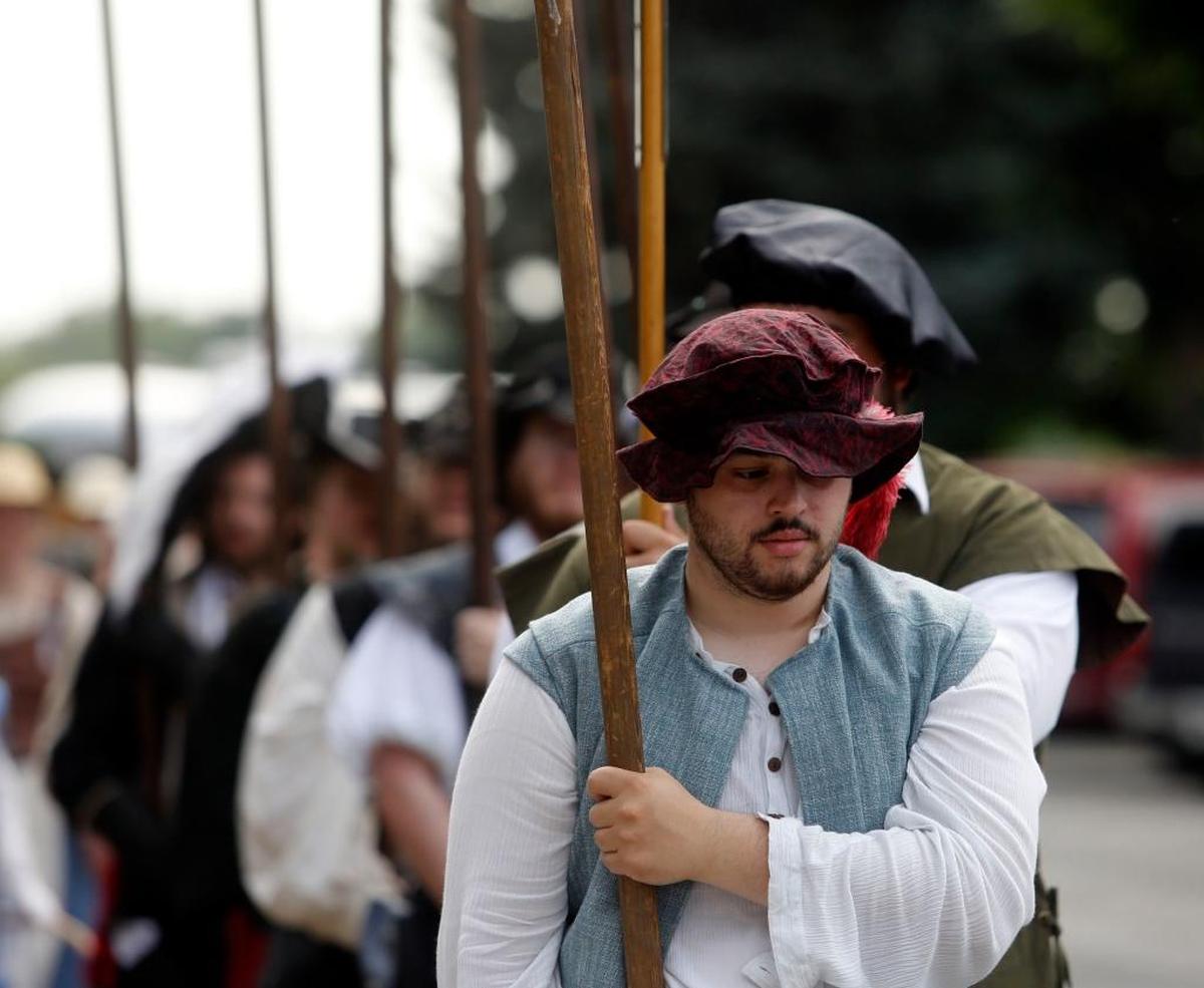 The fair attracts about 6,000 people, including professional entertainers, volunteers and participants.