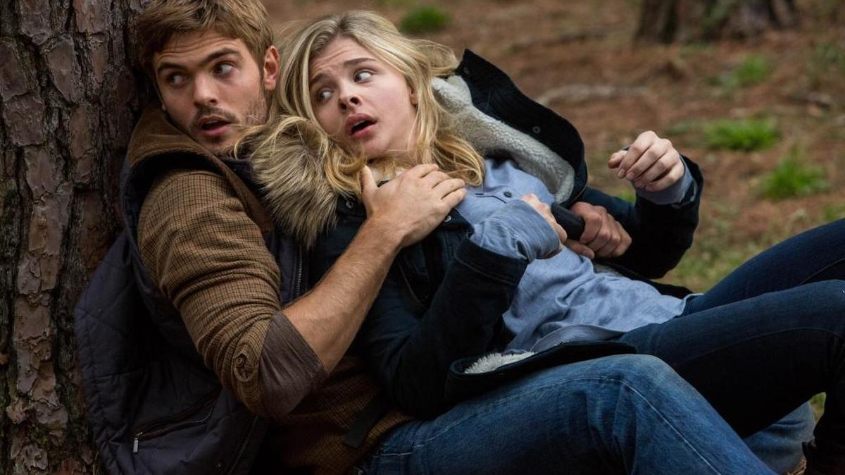 Alex Roe, left, plays Evan Walker and Chloë Grace Moretz plays Cassie Sullivan in “The 5th Wave.”