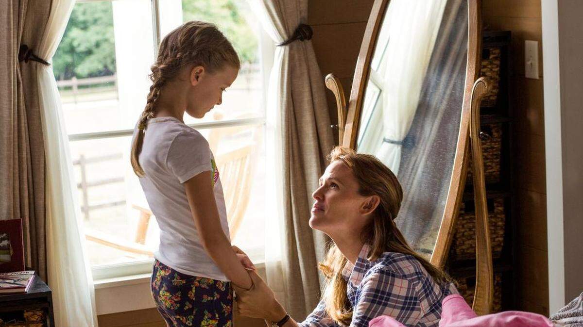 Christy (Jennifer Garner) assures Anna (Kylie Rogers) that everything will be alright in “Miracles From Heaven.”