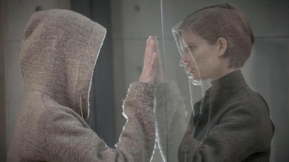 A corporate troubleshooter (Kate Mara, right) investigates a seemingly innocent “human” named Morgan (Anya Taylor-Joy), in “Morgan.”