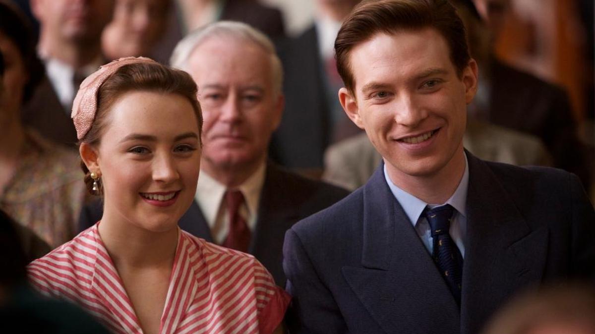 Saoirse Ronan as Eilis and Domhnall Gleeson as Jim in Brooklyn.