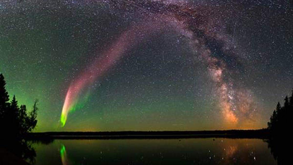 Elizabeth MacDonald speaks Feb. 26, 2026, about the Northern Lights to the Inter-Mountain Alpine Club in Richland, Wash.