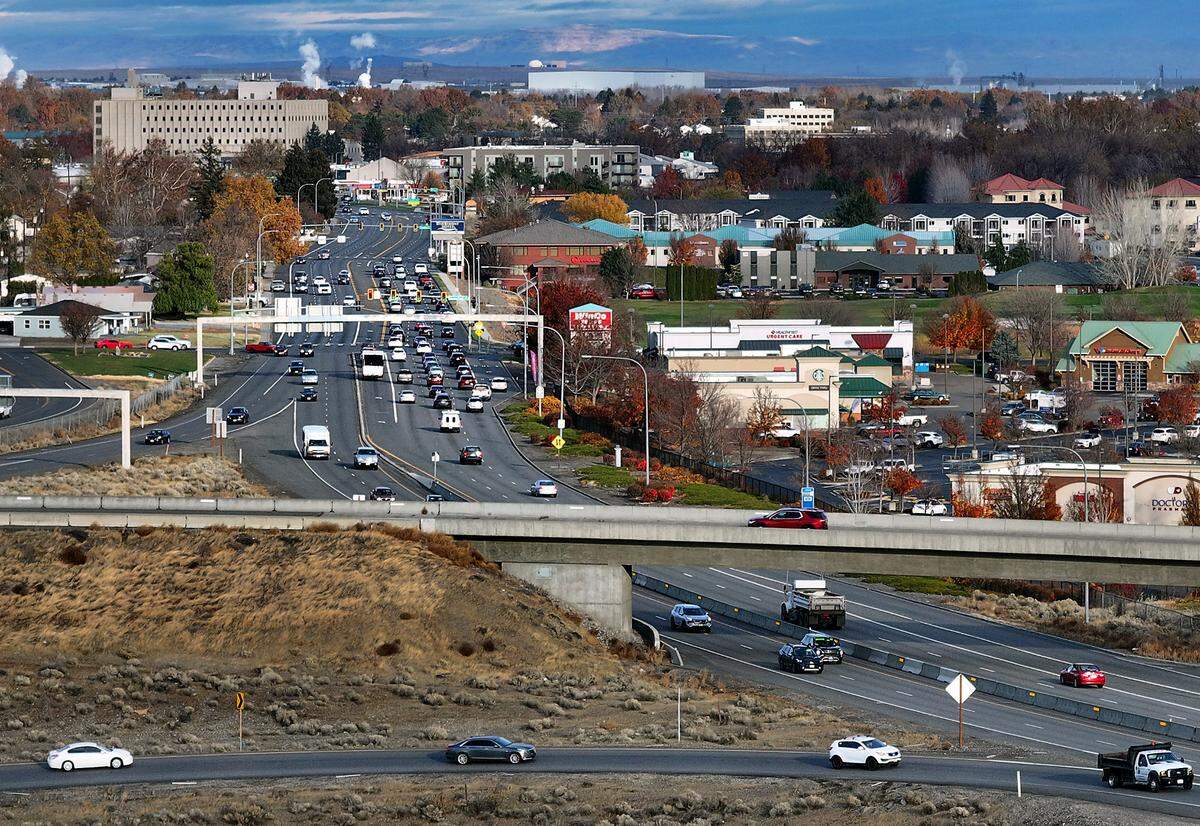 Traffic on George Washington Way near the Highway 240 and I-182 interchange in Richland. 11/19/2024