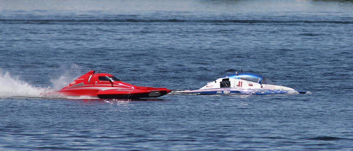 Kyle Davenport in the S-1 Bantom 2.5 Stock hydroplane streaks to victory past Marissa Bartels in the A-1 2.5 Modified hydroplane as her race boat engine malfunctions within several hundred yards of the finish line Sunday during Heat 5 on the Columbia River.