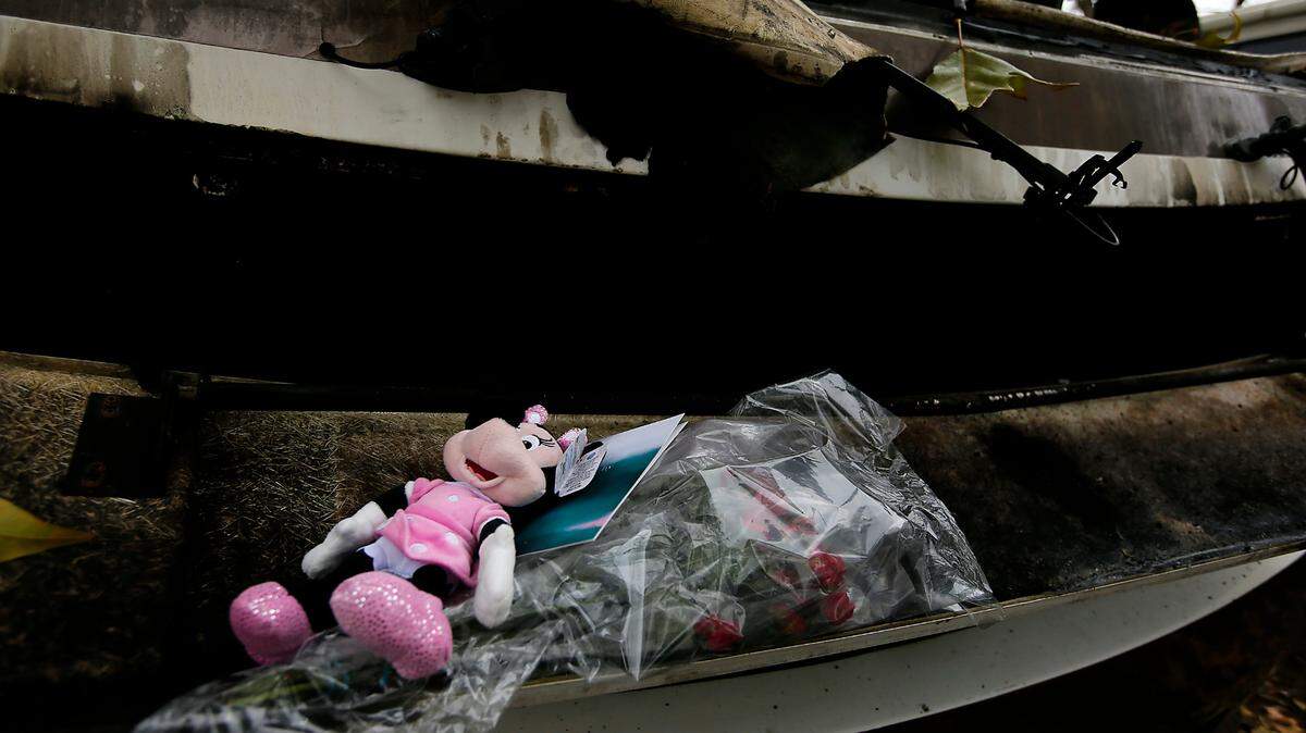 A stuffed Minnie Mouse toy, a card and roses have been left by well-wishers at the scene of Saturday’s RV fire that killed Naomi Quetzalli, 8, and critically injured her 14-year-old brother Lotar Jaciel at the Tri-Cities RV Park at 7322 W. Bonnie Ave. in Kennewick.
