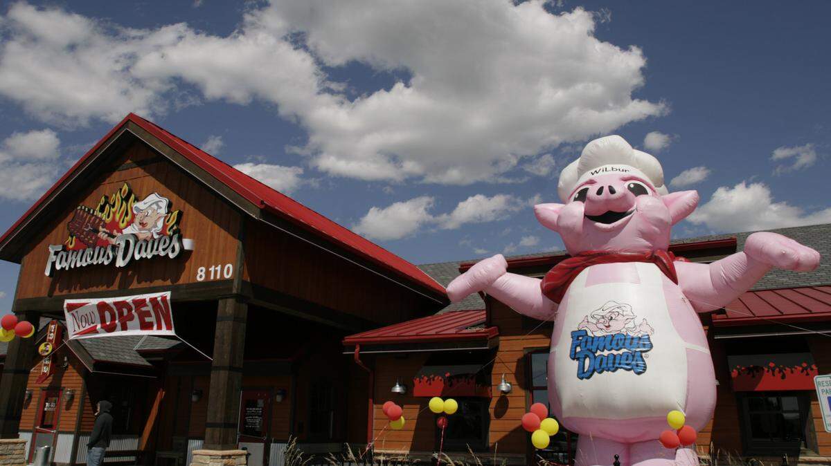 Famous Dave’s Bar-B-Que’s Kennewick restaurant permanently closed Tuesday after 11 years in business near Columbia Center mall.
