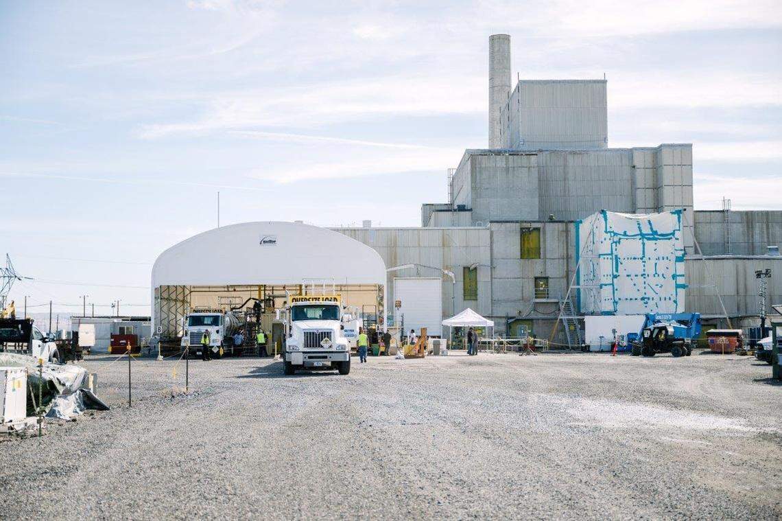 About 60 tanker trucks have been filled with filtered water to remove radioactive contamination from the K West Reactor basin as the basin is being drained. Work will protect the nearby Columbia River.