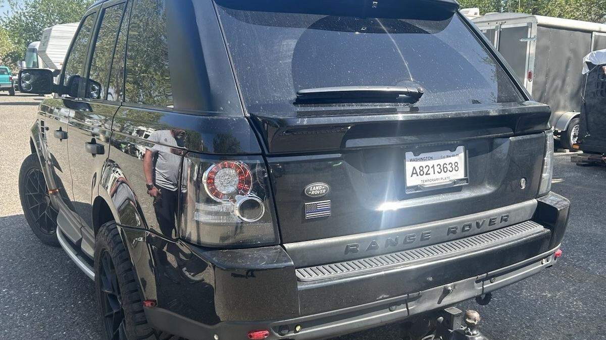 A Richland man allegedly impersonated a police officer in this Range Rover after another driver allegedly cut him off at a roundabout.
