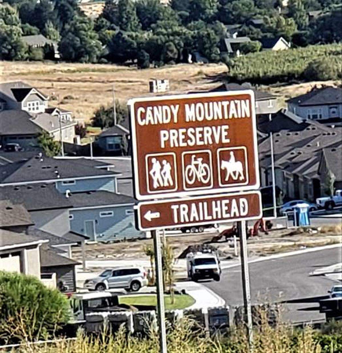 Candy Mountain Trailhead sign on Dallas Road.