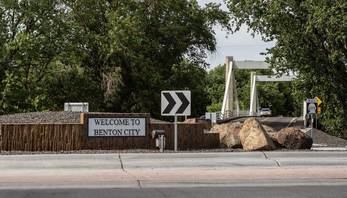 A sign welcomes drivers as they enter the main roundabout in Benton City, Wash.