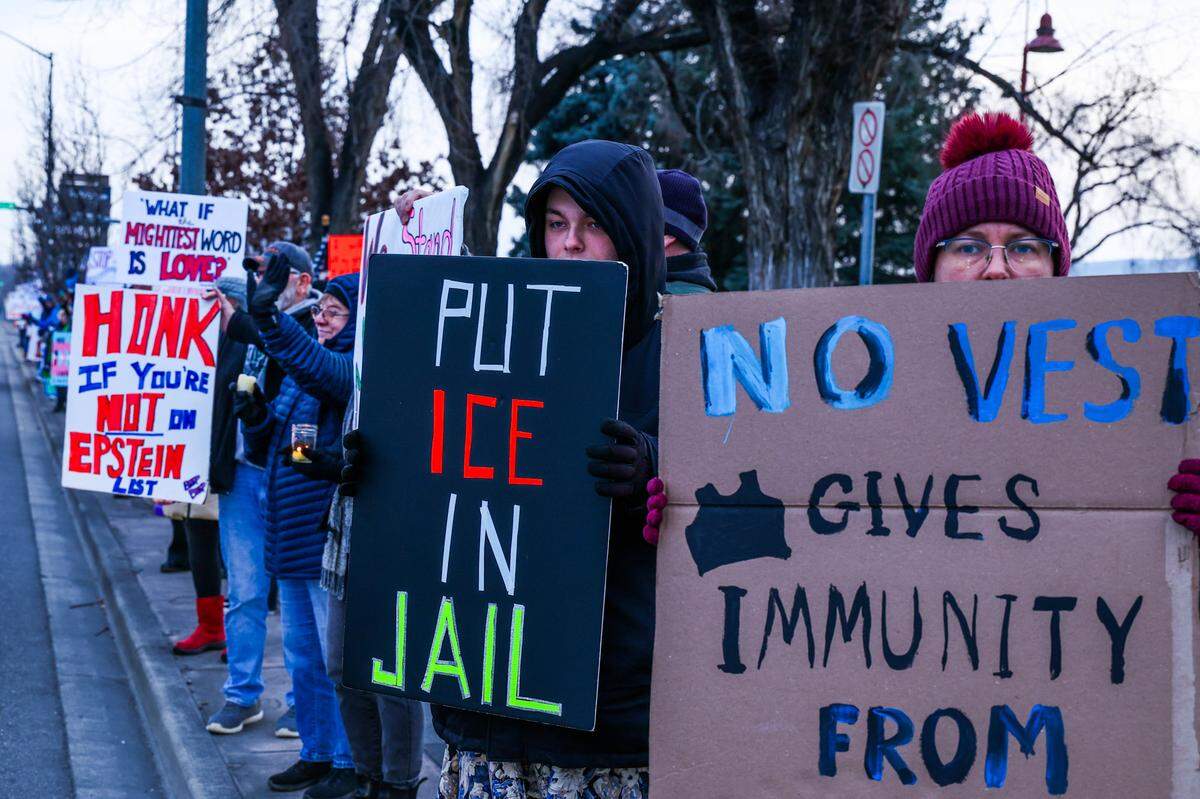 Hundreds gathered in Richland to honor an ICU nurse killed by federal agents in Minnesota.