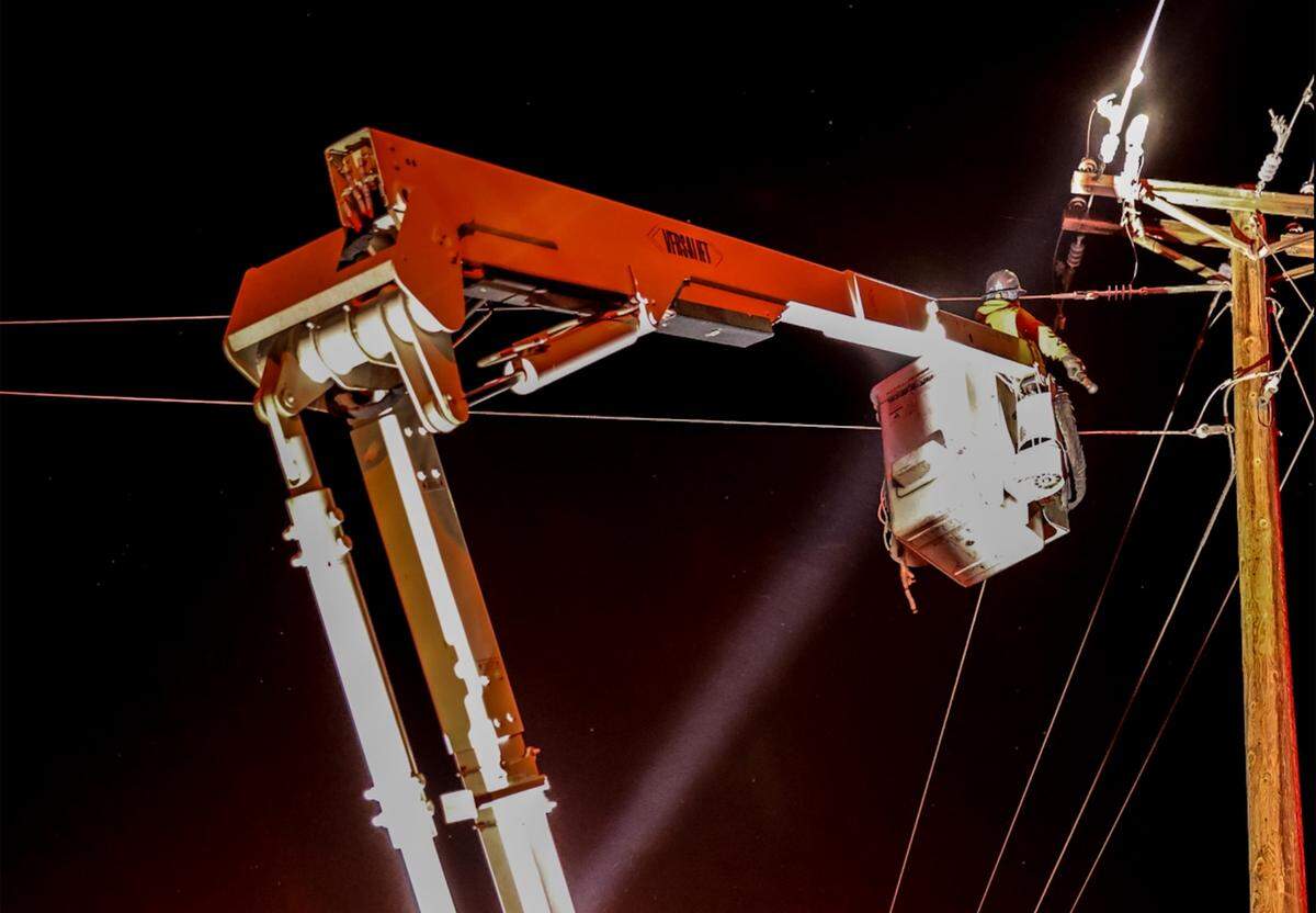 Shortly after 3 a.m., crews from Benton REA and Benton PUD responded during high winds to downed power lines, power outages, and fallen trees across the Tri Cities. 