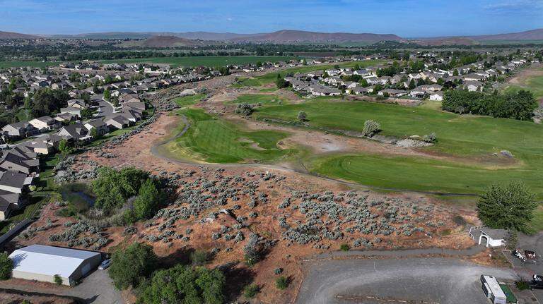 Golf course homeowners caught in bitter battle between Horn Rapids developers