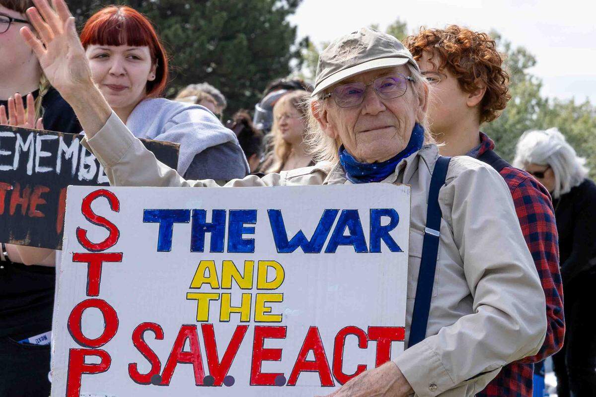 Demonstrators attend Saturday’s “No Kings” protest in Kennewick, protesting the Trump Administration and its military escalation in Iran. It drew about 3,000 protesters.