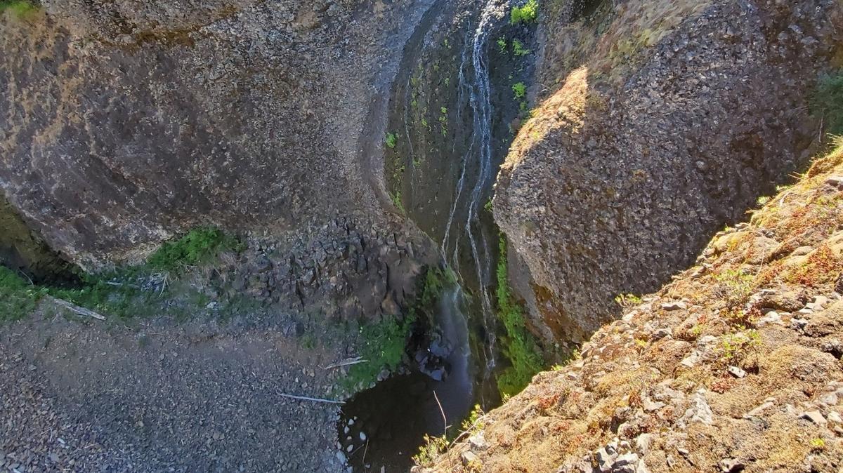 Umatilla County Sheriff’s Office Search and Rescue members responded to help three Pilot Rock men who’d fallen 50 feet from a ledge at West Birch Creek. A 21-year-old from Pilot Rock died and the others were hurt.