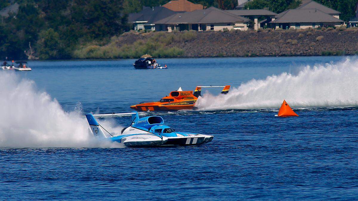 Jimmy Shane in the U-1 Miss Homestreet exits turn four on his way to victory in Heat-3A in front of Dave Villwock in the U-40 Miss Beacon Plumbing unlimited hydroplane in 2021.