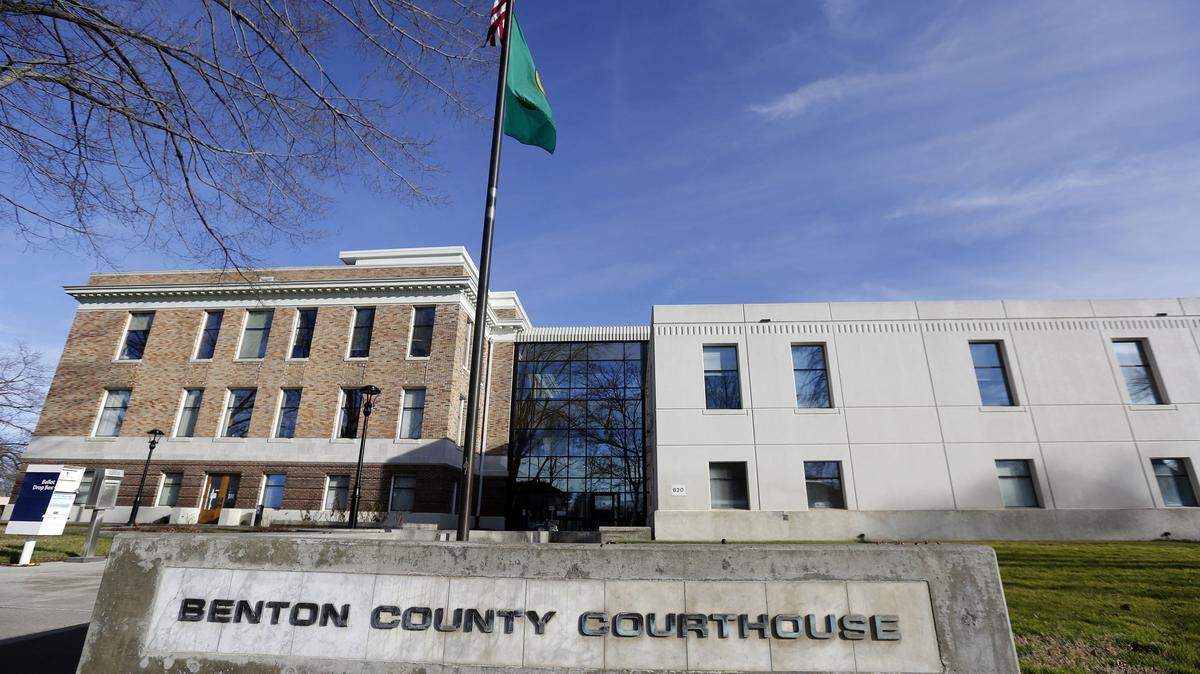 A Kennewick police officer announced plans to campaign this fall for an open seat on the Benton County Commission.