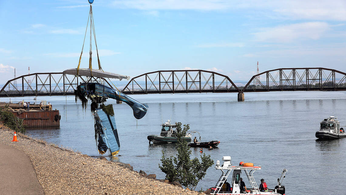2 die after seaplane hits Tri-Cities power line and crashes into Columbia River