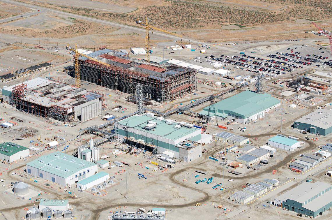 An aerial view of the Hanford vitrification plant, which includes a Pretreatment Facility, a High Level Waste Facility, a Low Activity Waste Facility and an Analytical Laboratory.