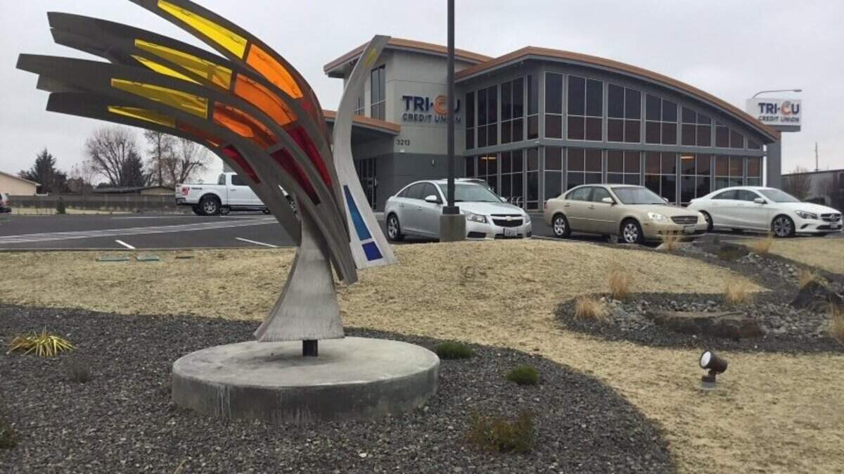 A Tri-City Credit Union employee helped a woman who had been targeted by scammers.