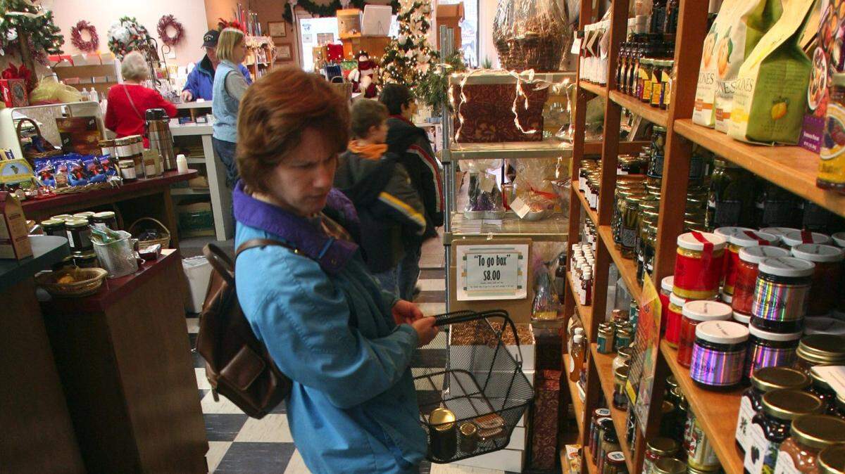 Customers shop for gift baskets and stocking stuffers at Ariel Gourmet & Gifts in Richland in December 2006. The decades-old speciality store in The Parkway closed its doors in February and moved to online sales only.