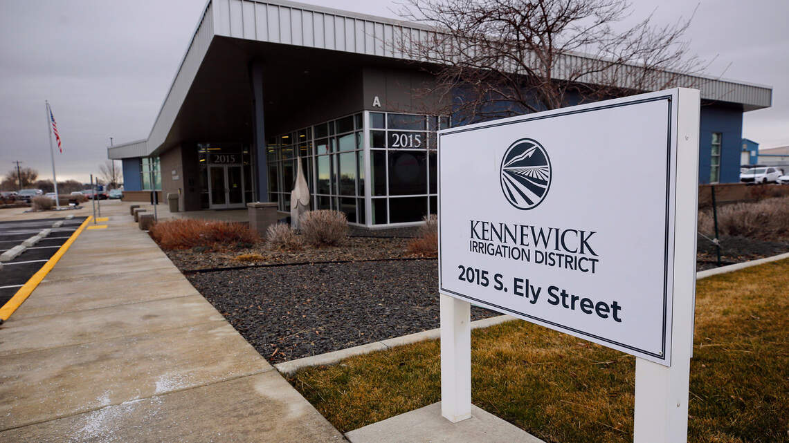 Kennewick Irrigation District board fires district director by unanimous vote