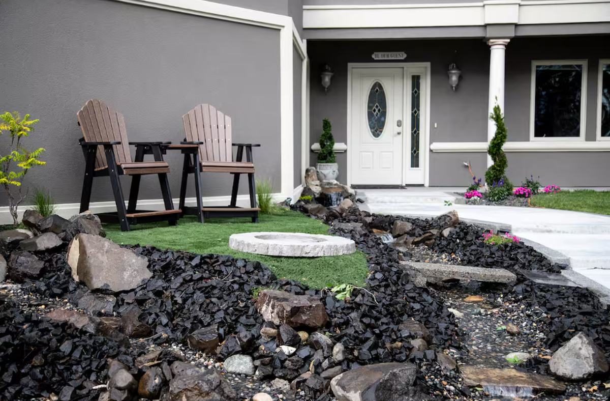 The Three Rivers Hidden Jewel is a waterfront property in Pasco available for booking.