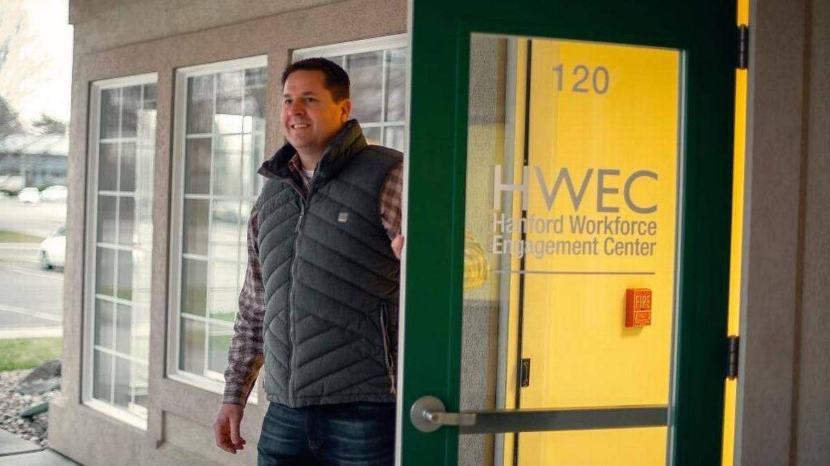 The Hanford Workforce Engagement Center helps current and former Hanford workers and their families understand resources available for medical screening and compensation and medical care for ill workers.