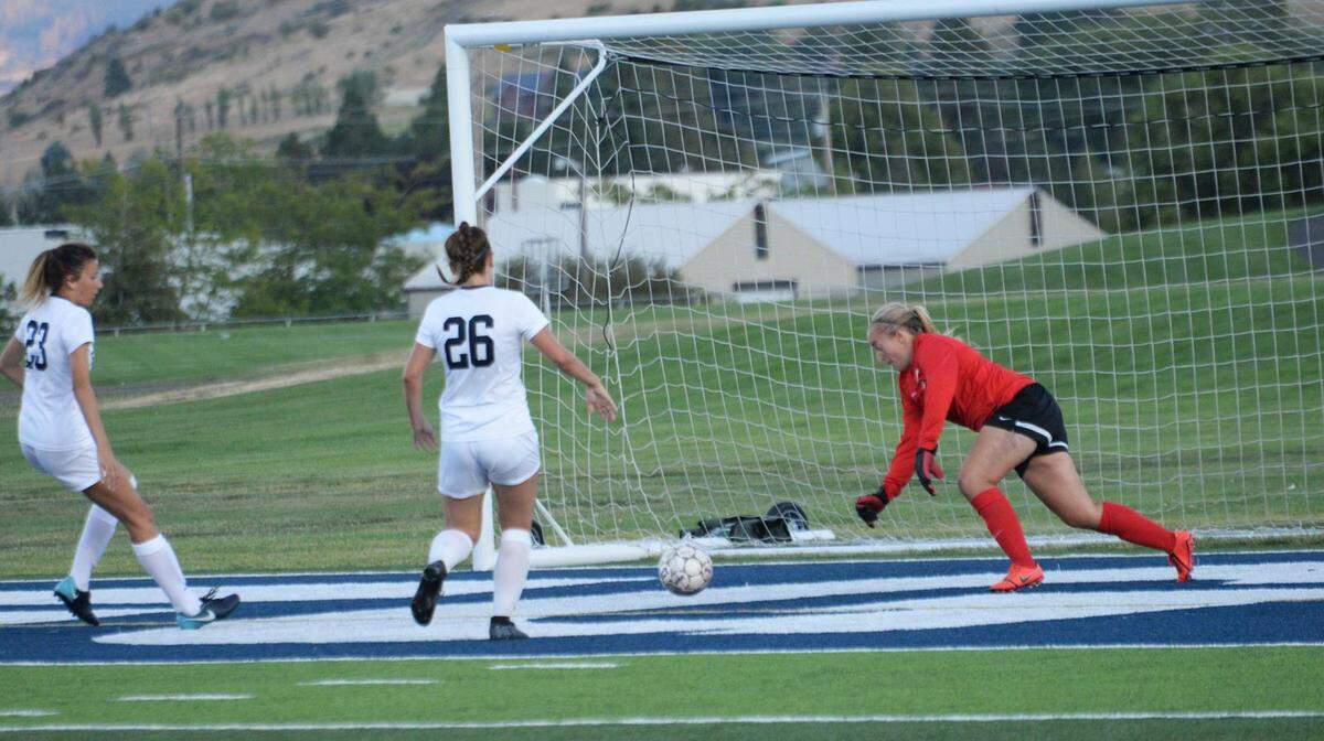 Chiawana standout Cydni Cottrell has signed a contract to play soccer in Spain.