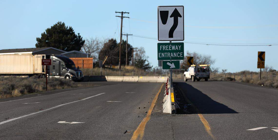 Signs for divided on ramp and exit lanes for Interstate 182 off North Fourth Avenue in Pasco.