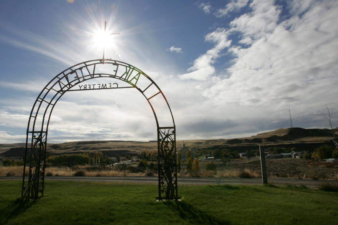 Photos by Richard Dickin | rdickin@tricityherald.com Lakeview Cemetery sits on a hill overlooking Kahlotus. The city’s population has hovered between 150 and 300 people over the years.