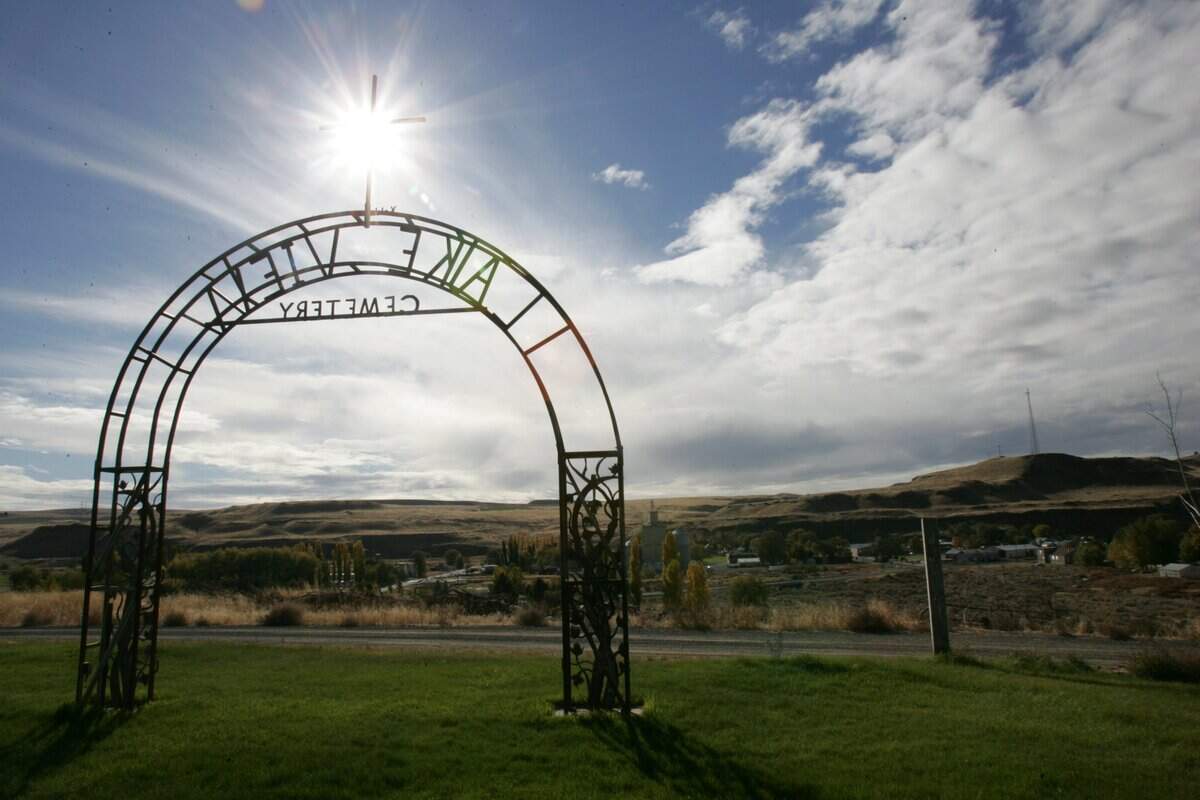 Photos by Richard Dickin | rdickin@tricityherald.com Lakeview Cemetery sits on a hill overlooking Kahlotus. The city’s population has hovered between 150 and 300 people over the years.