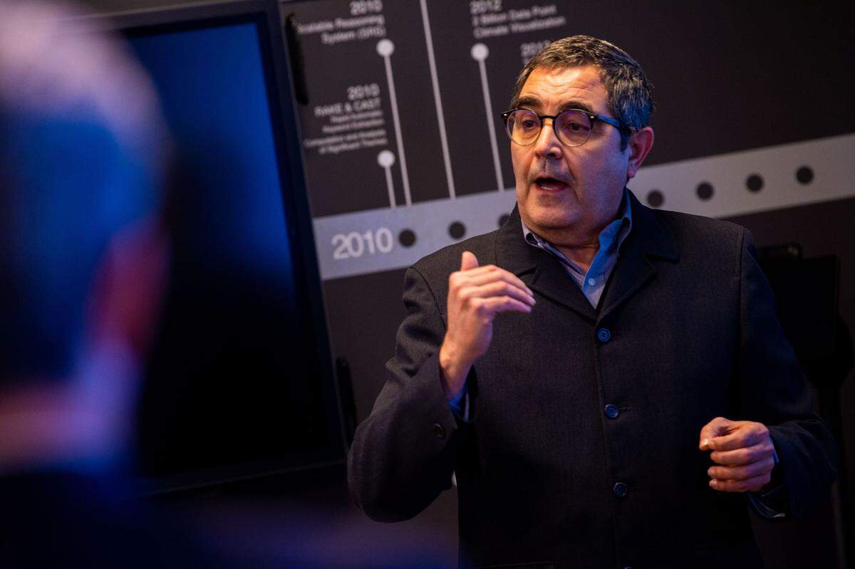 By advancing artificial intelligence that will enable autonomous experimentation, Robert Rallo and other experts at PNNL are helping to revolutionize research in biology, chemistry and materials science. 