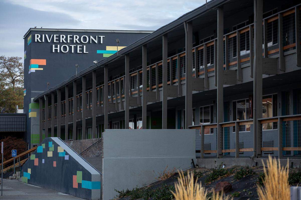 Oregon-based Fortify Holdings is looking to convert Richland’s Riverfront Hotel into loft and single bedroom apartments.