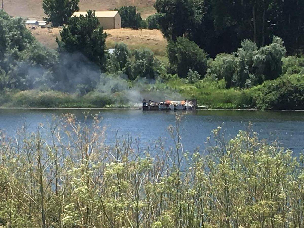 Benton County sheriff’s investigators are looking into a suspicious fire that started on a stolen boat Thursday afternoon.