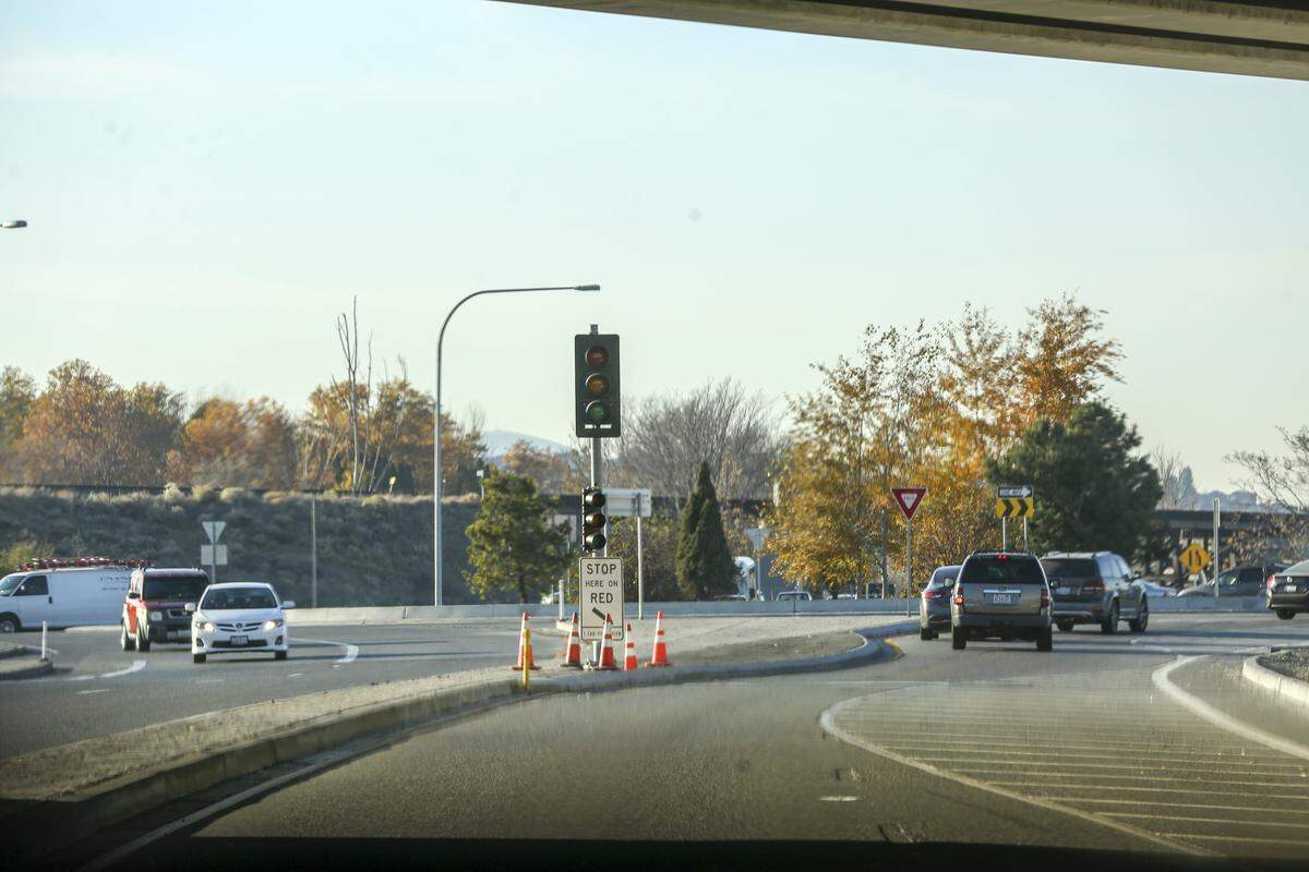 A new traffic meter will help reduce traffic at the Steptoe roundabout in south Richland. Engineers say it will reduce backups on Highway 240.