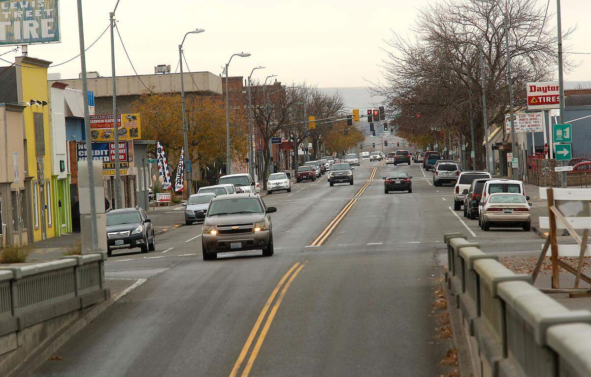 Downtown Pasco business district looking west on Lewis Street.