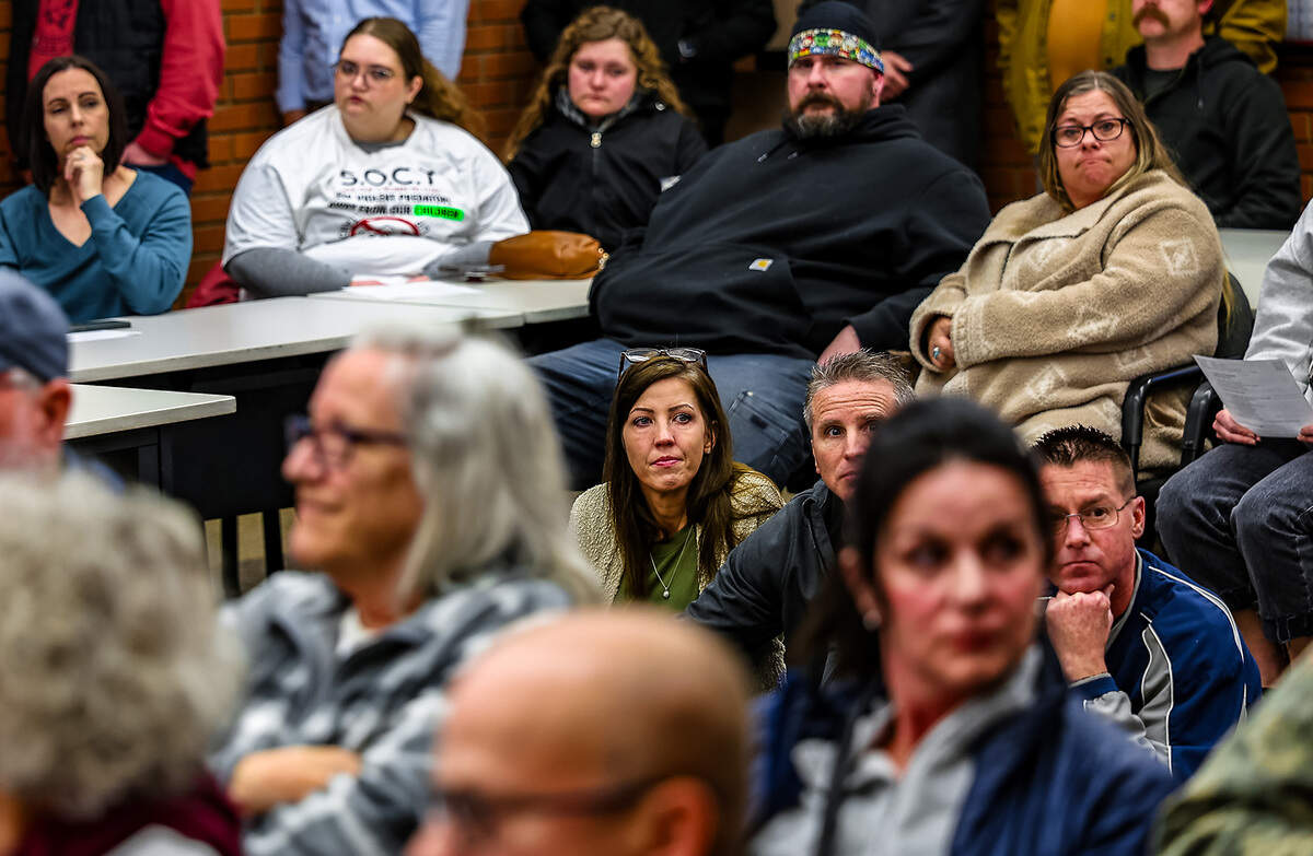 More than 100 concerned citizens packed Kennewick’s council chambers over concerns for a sex offender house due to open this summer.