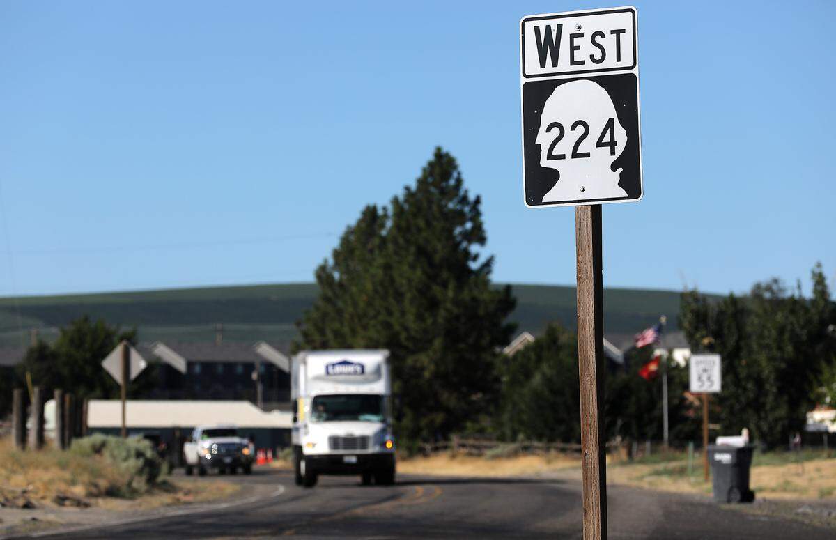 Road sign on Highway 224 near the intersection on Belmont Boulevard in West Richland.