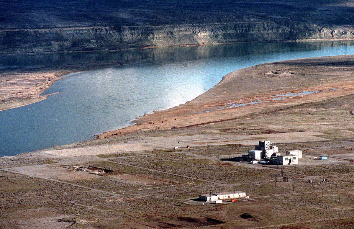  The Hanford Reach near the shut-down H Reactor across from the White Bluffs includes one of the prime salmon spawning areas on the Columbia River. Much of the reactor has been torn down since this photo was taken in 1998.