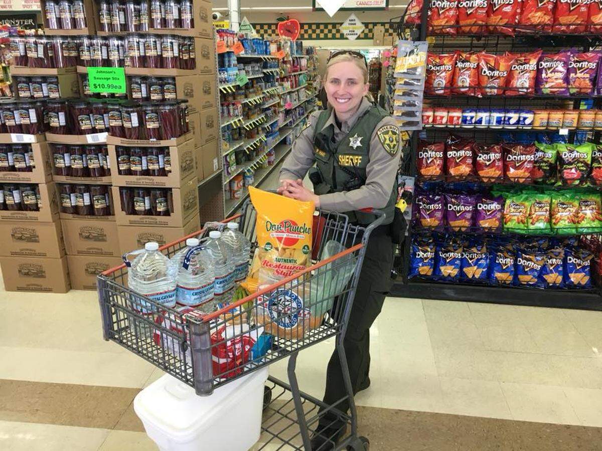 Benton County Deputy Payten Hart made the extra effort to help a woman who needed some groceries.