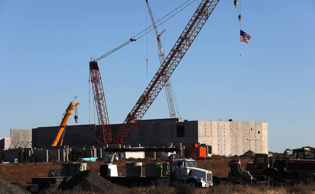 Concrete wall panel are starting to go up at the Darigold processing plant under construction at 8201 N. Railroad Ave. in Pasco. The overall project is valued at more than $600 million and is located in the Port of Pasco’s Reimann Industrial Park.