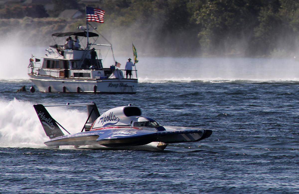 Dave Villwock in the U-27 Miss Apollo unlimited hydroplane bounces across a choppy Columbia River Sunday to win the Apollo Gold Cup championship after officials said other boats jumped the start.