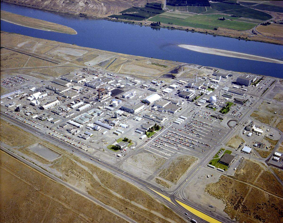 The Hanford nuclear reservation’s 300 Area is shown just north of Richland at the end of the Cold War before cleanup began.