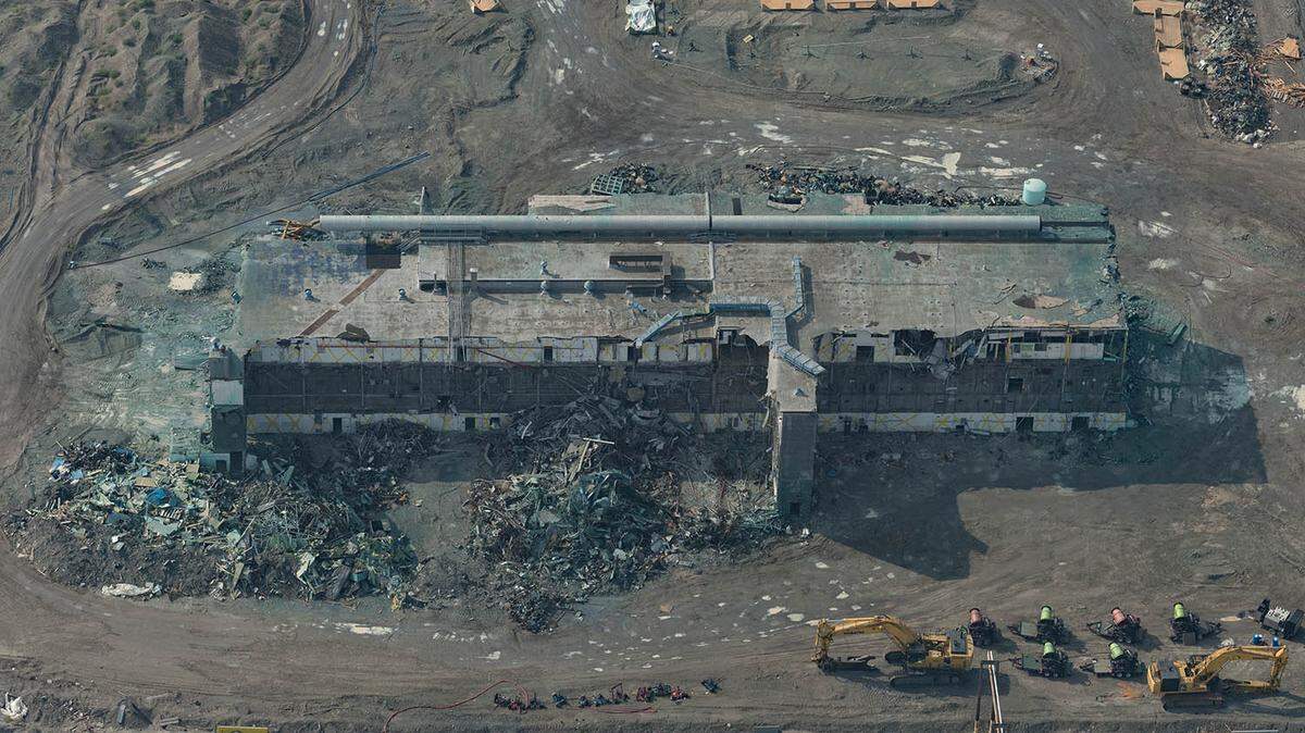 A one-year contract extension for CH2M Hill Plateau Remediation Co. will include projects, such as completing the demolition of the Plutonium Finishing Plant at the Hanford nuclear reservation.