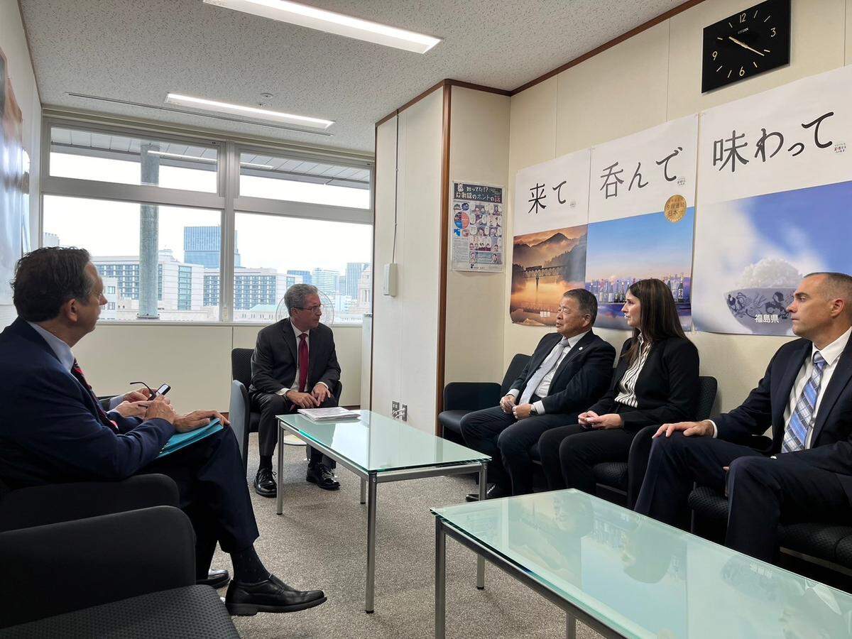 Steven Ashby, director of Pacific Northwest National Laboratory, meets with leaders from the Fukushima Institute for Research, Education and Innovation. PNNL signed a memorandum of agreement with the institute in October.