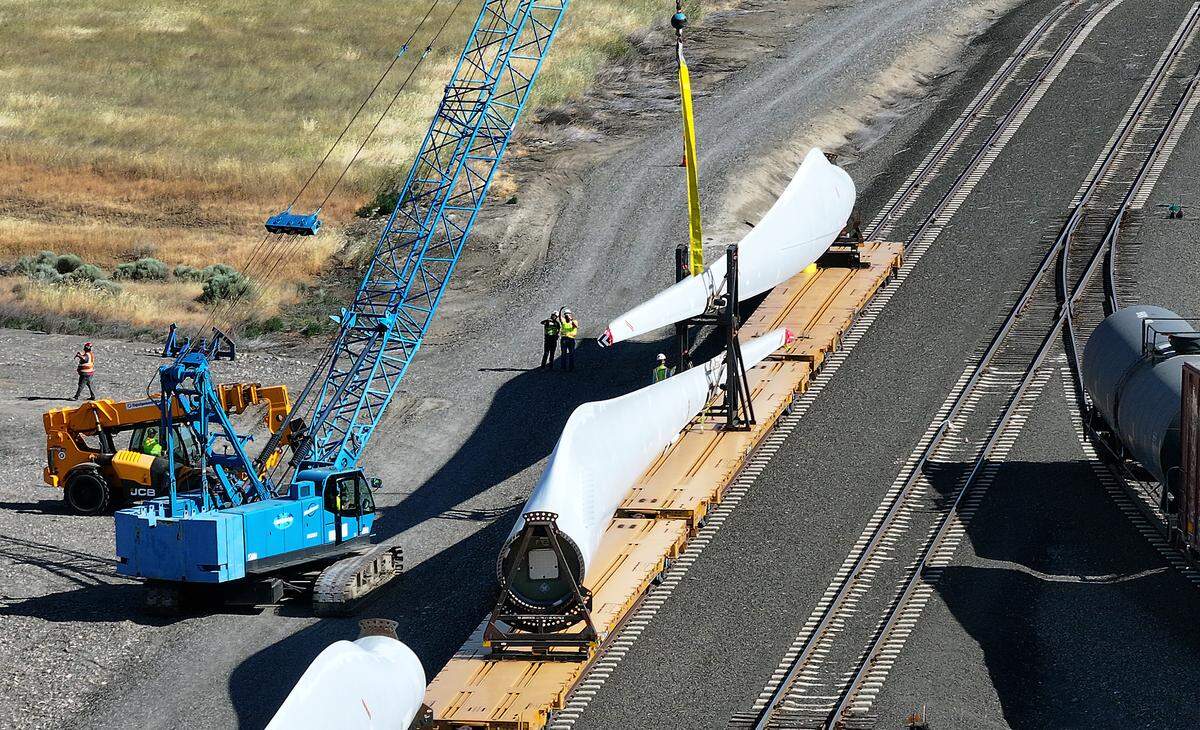 A Wyoming company that hauls oversized loads, including the wind turbine blades, is using the Port of Pasco as a staging area.